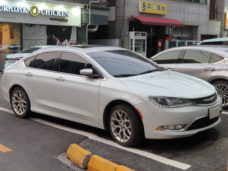 Chrysler 200 C UF Bright White 1 scaled e1752143930345
